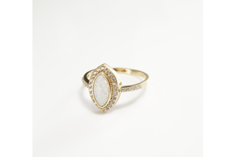 Złoty pierścionek z opalem...